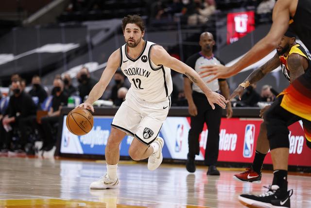 杨瀚森22+14青岛胜深圳 吴前17分浙江险胜广州